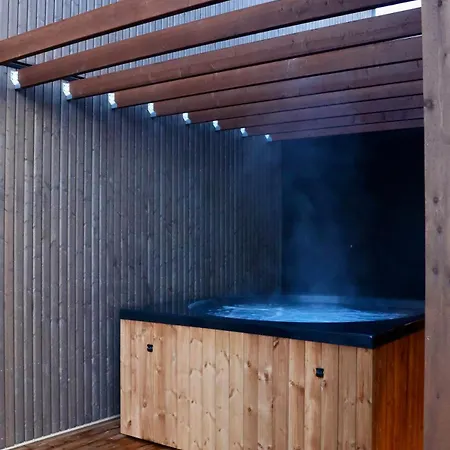 Villa Priddy-lapland Luxury With Hot Tub And Sauna Äkäslompolo